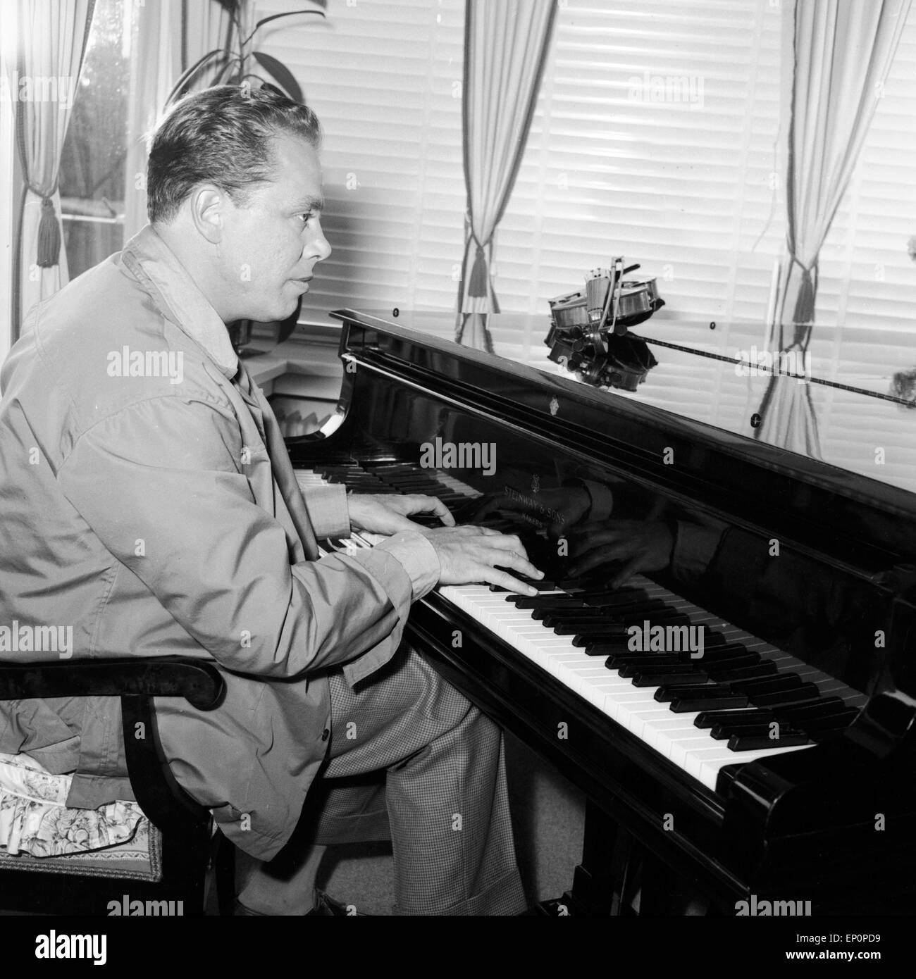 Deutscher violoniste Helmut Zacharias un seinem Flügel à Hambourg, en 1955. Violoniste allemand Helmut Zacharias jouant son grand p Banque D'Images