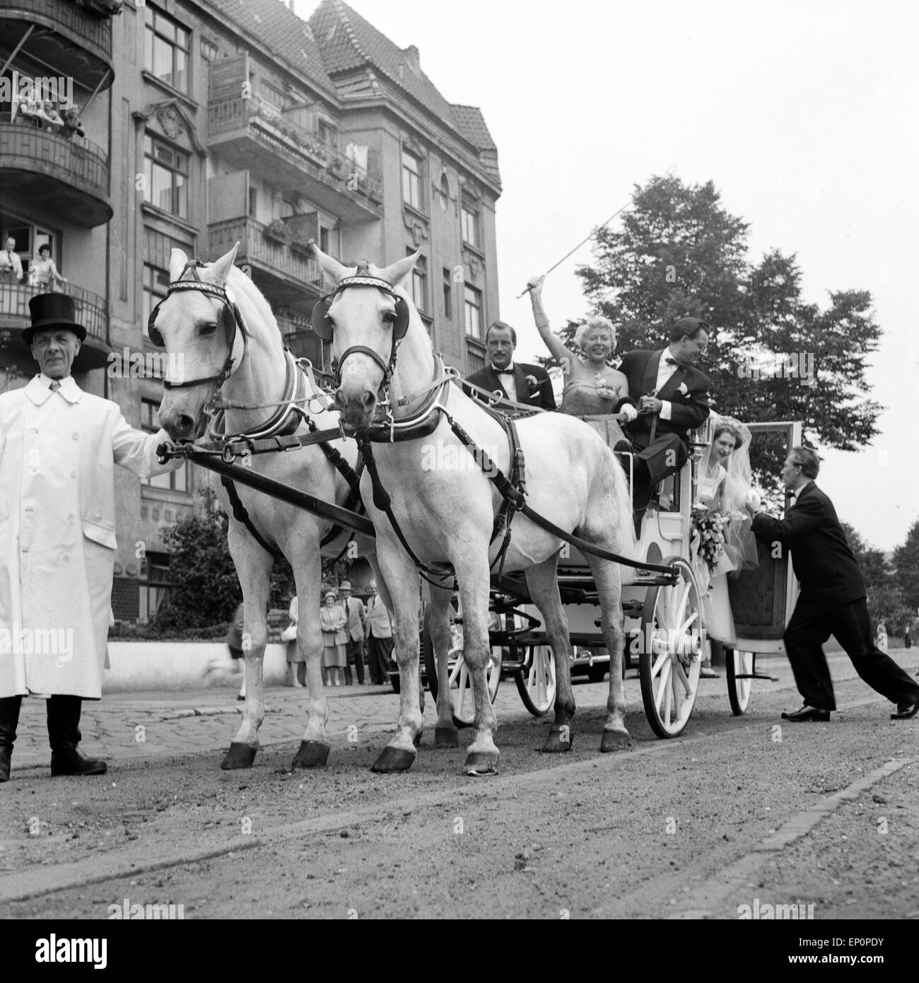 Hensch Friedel und die Cyprys auf einer Hochzeitskutsche à Hambourg en 1955. Schlager allemand Hensch Friedel groupe und die Cyprys pe Banque D'Images