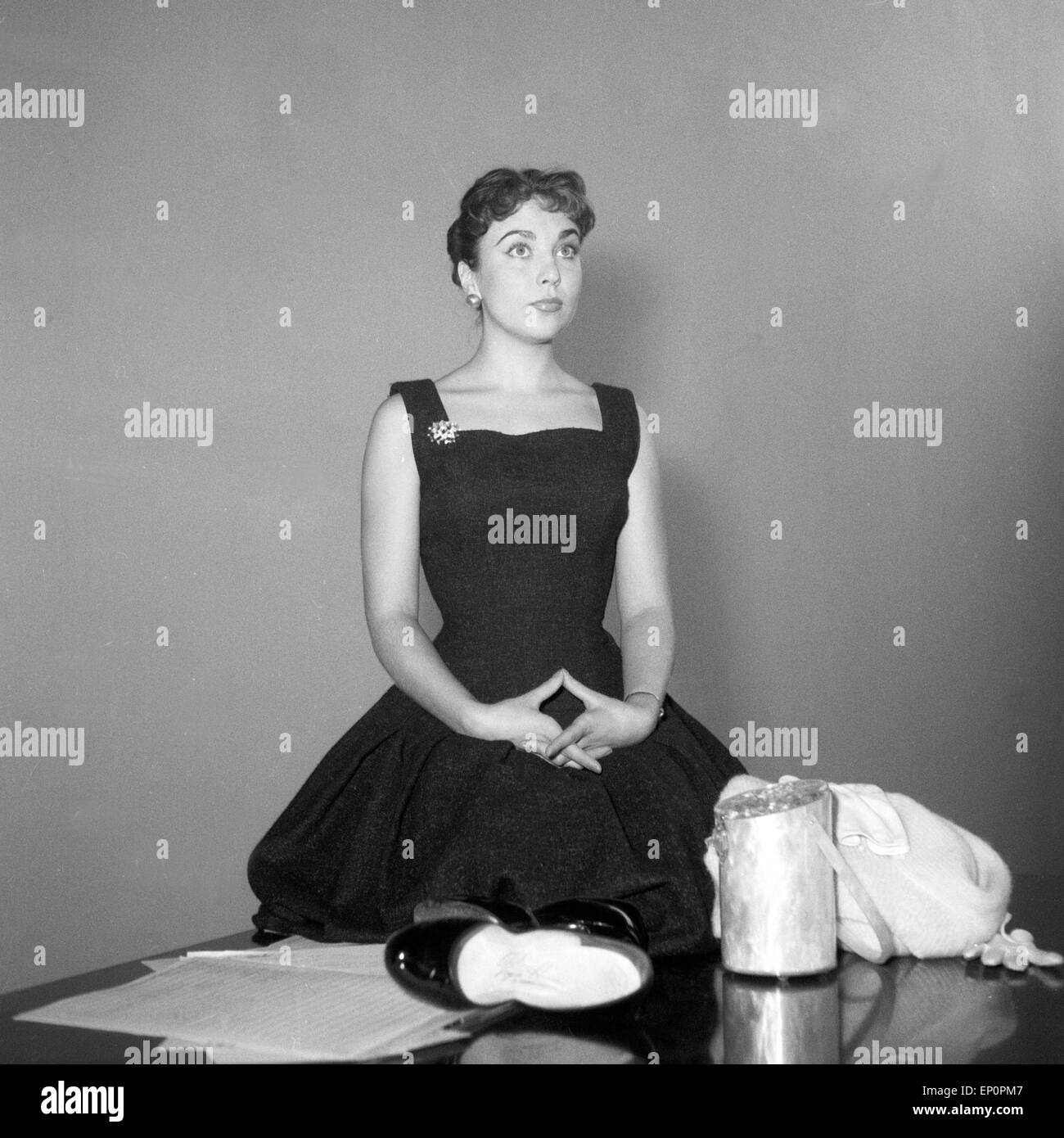 Deutsche Sängerin, Schauspielerin und Kabarettistin Rita Paul auf einem Flügel, Hambourg 1954. La chanteuse et actrice allemande, cab Banque D'Images