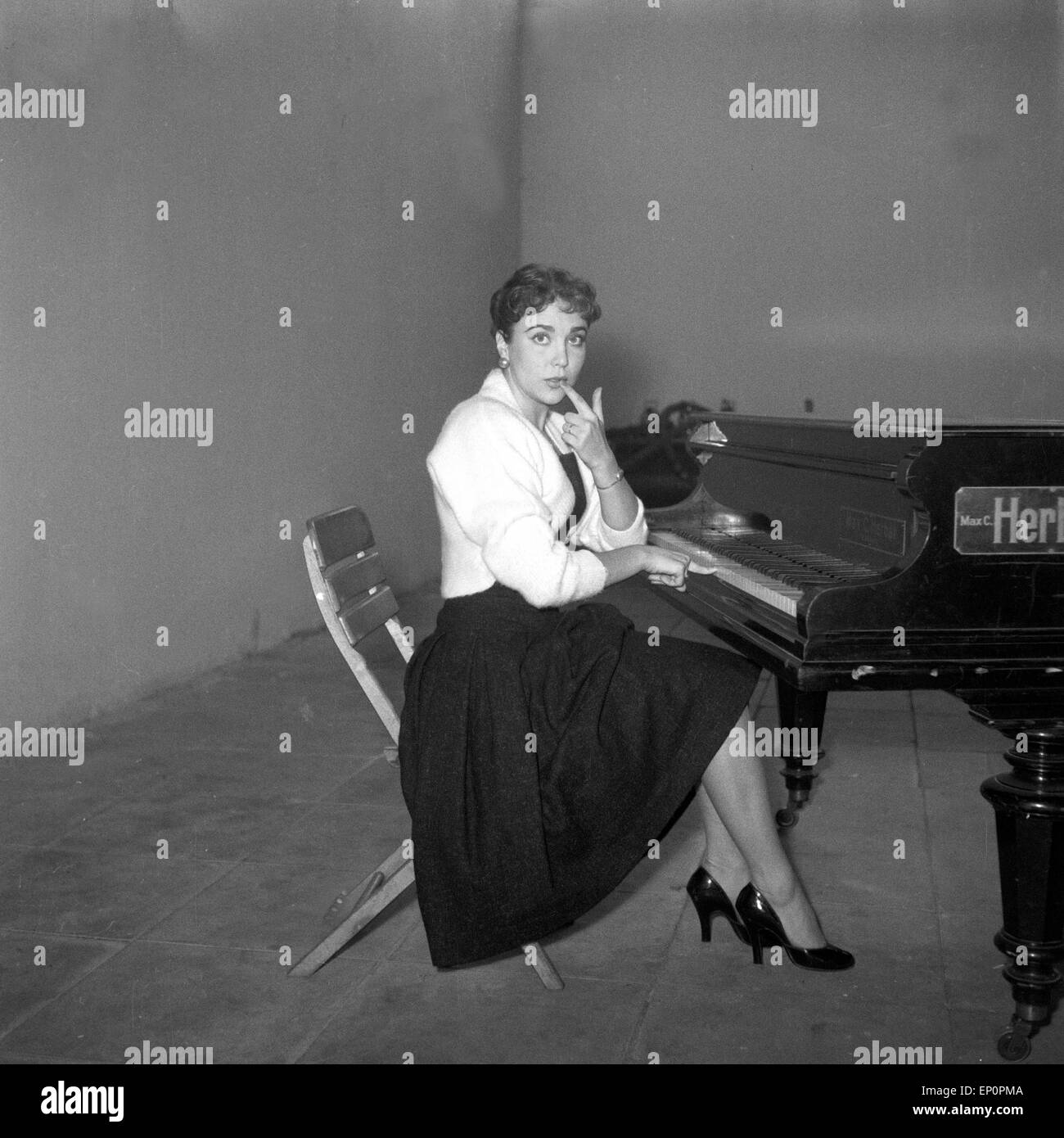 Deutsche Sängerin, Schauspielerin und Kabarettistin Rita Paul am Flügel, Hambourg 1954. L'actrice allemande, chanteuse de cabaret et ar Banque D'Images