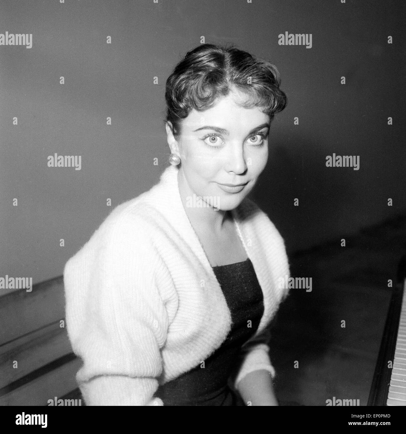 Deutsche Sängerin, Schauspielerin und Kabarettistin Rita Paul am Flügel, Hambourg 1954. L'actrice allemande, chanteuse de cabaret et ar Banque D'Images