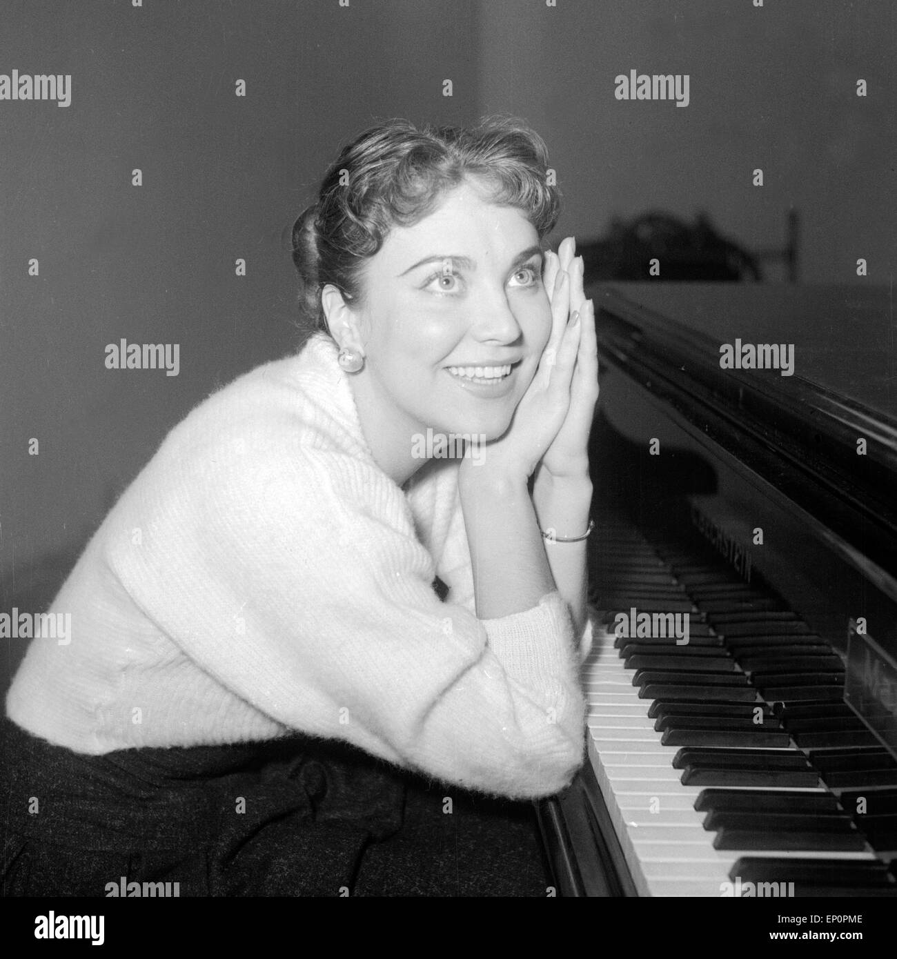 Deutsche Sängerin, Schauspielerin und Kabarettistin Rita Paul am Flügel, Hambourg 1954. L'actrice allemande, chanteuse de cabaret et ar Banque D'Images