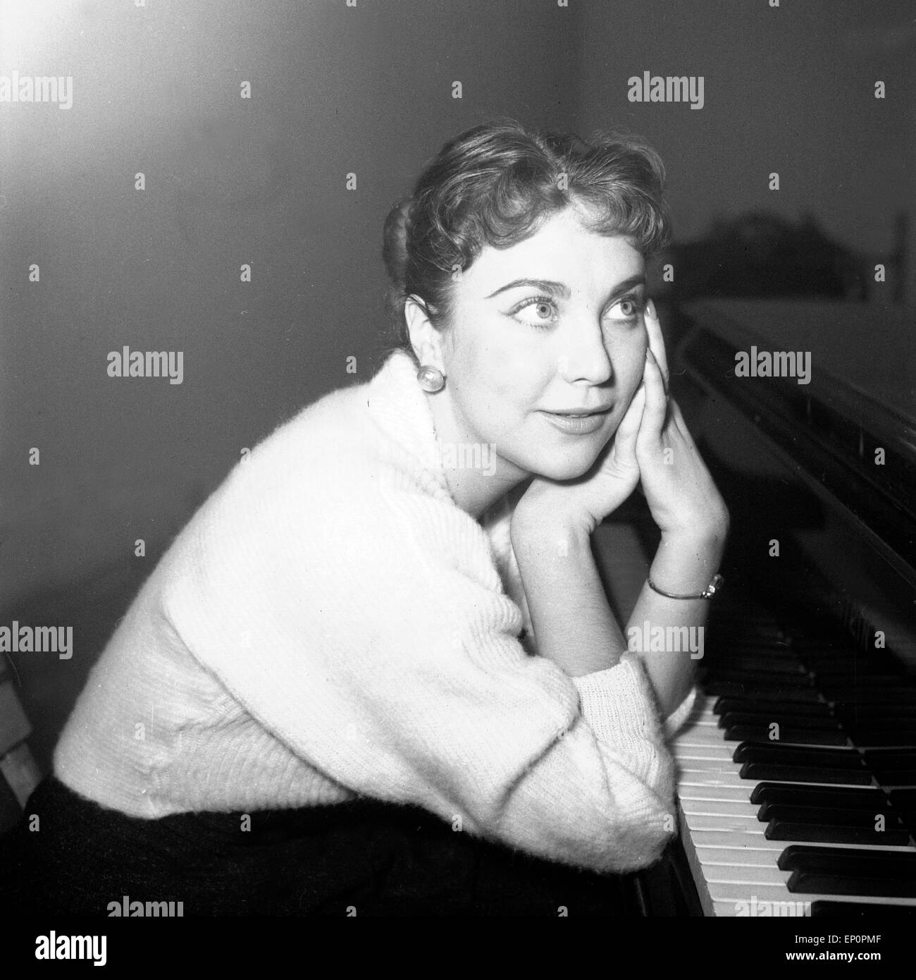 Deutsche Sängerin, Schauspielerin und Kabarettistin Rita Paul am Flügel, Hambourg 1954. L'actrice allemande, chanteuse de cabaret et ar Banque D'Images