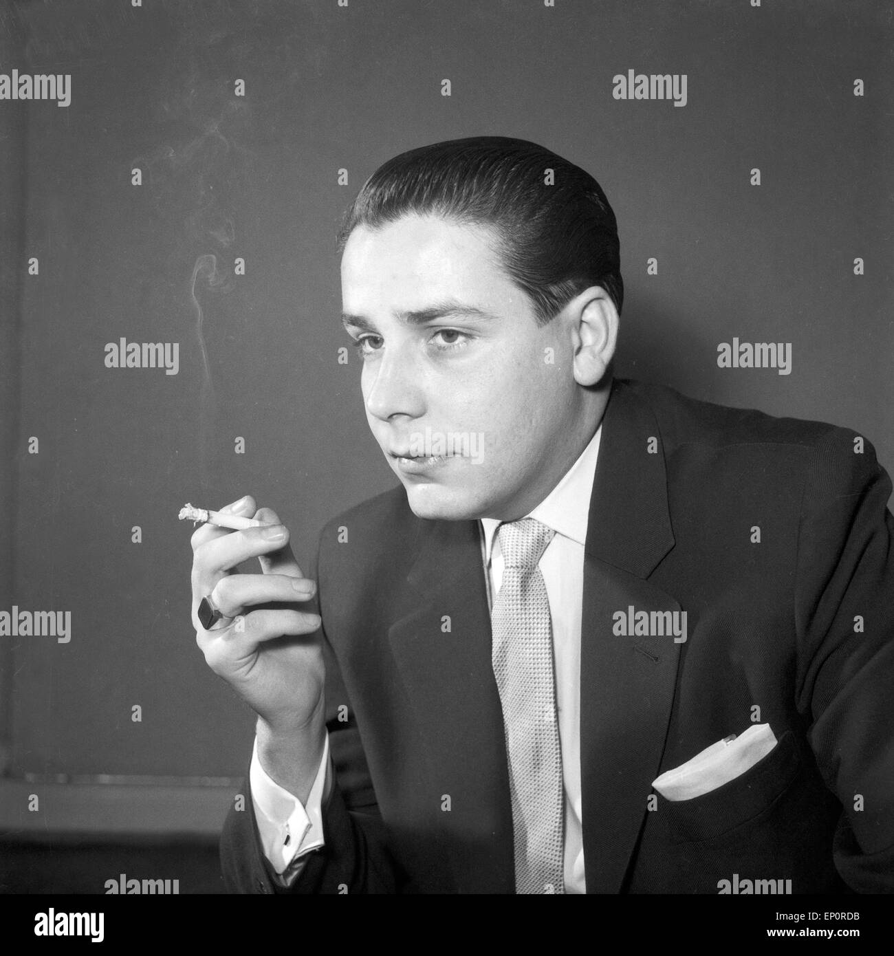 Porträt eines jungen Mannes, eine Zigarette, rauchend Deutschland 1955. Portrait de jeune homme, fumer la cigarette, Allemagne 1955 Banque D'Images