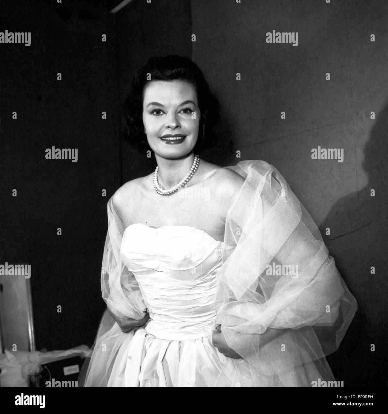 Deutsche Sängerin und Schauspielerin Margot Hielscher dans Abendgarderobe, Hambourg 1956. L'actrice et chanteuse allemande Margot Hiel Banque D'Images