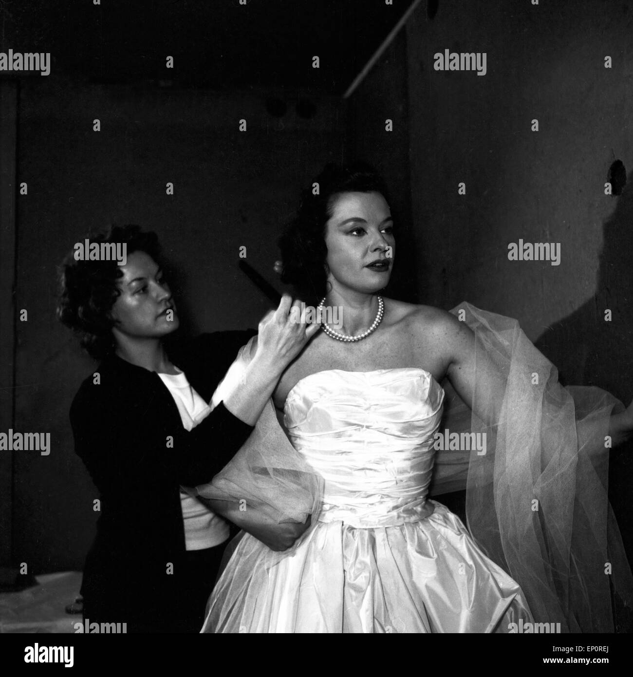 Deutsche Sängerin und Schauspielerin Margot Hielscher dans Abendgarderobe kurz vor dem Auftritt, Hambourg 1956. Un chanteur allemand Banque D'Images