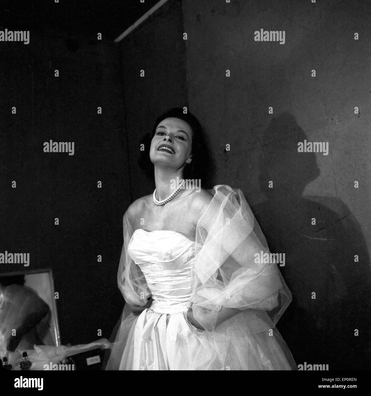 Deutsche Sängerin und Schauspielerin Margot Hielscher dans Abendgarderobe, Hambourg 1956. L'actrice et chanteuse allemande Margot Hiel Banque D'Images