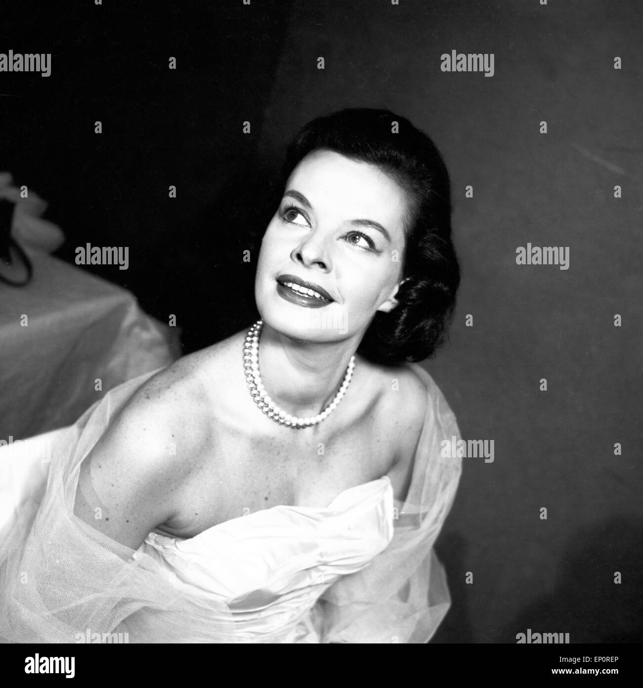 Deutsche Sängerin und Schauspielerin Margot Hielscher dans Abendgarderobe, Hambourg 1956. L'actrice et chanteuse allemande Margot Hiel Banque D'Images