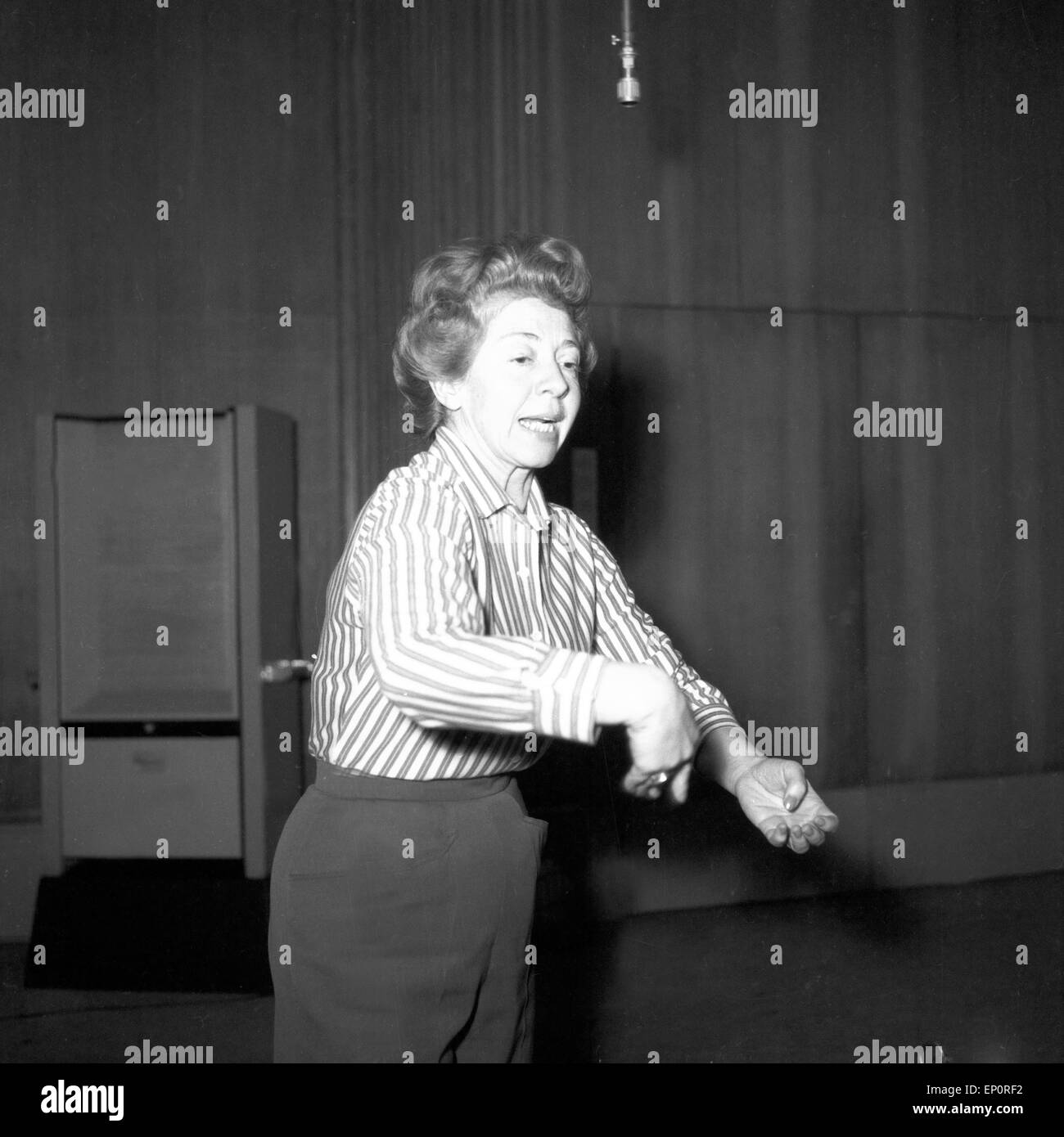 Deutsche Schauspielerin Inge Meysel bayésienne probt für ihre Rolle dans 'Passagiere', Hambourg 1956. L'actrice allemande Inge Meysel faisant reh Banque D'Images