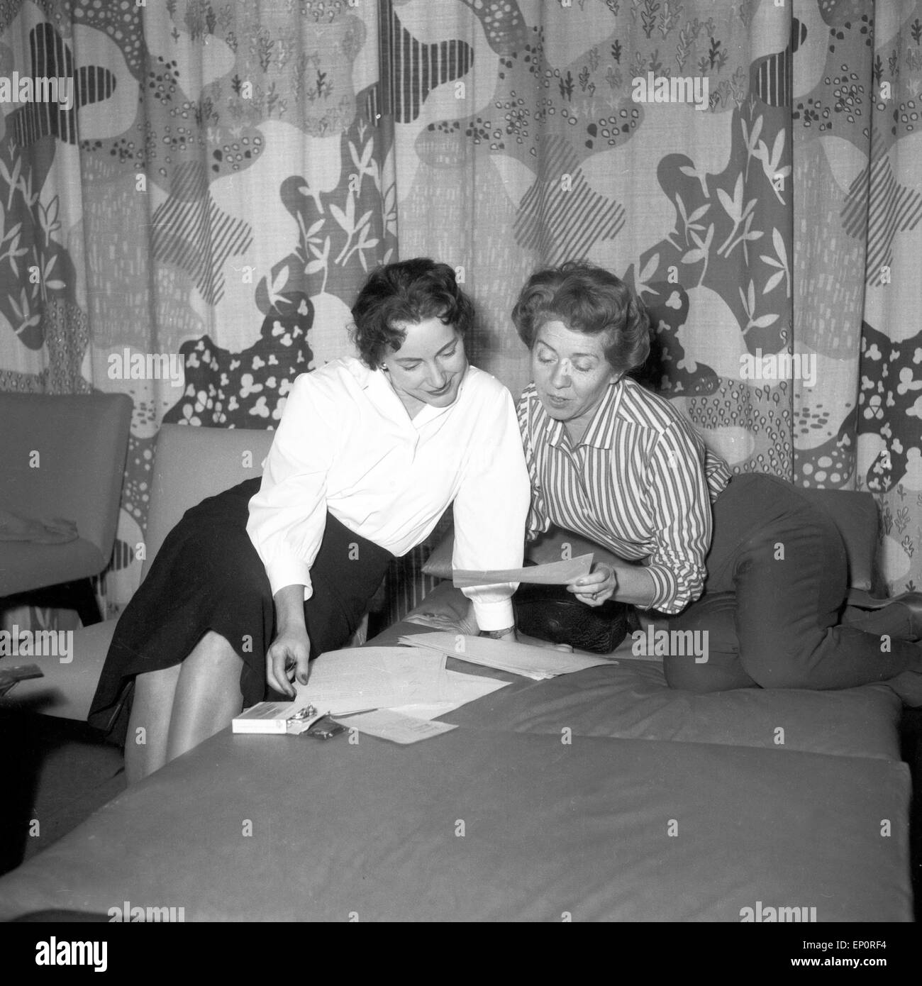 Deutsche Schauspielerin Inge Meysel zeigt ihre Textblätter, Hambourg 1956. L'actrice allemande Inge Meysel montrant ses feuilles de texte Banque D'Images