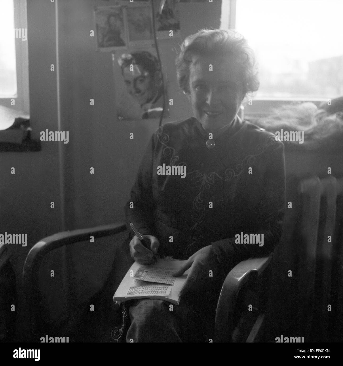 Deutsche Schauspielerin Käthe Haack im Gegenlicht, Hambourg 1956. L'actrice allemande Kaethe Haack en rétro-éclairage, Haburg 1956. Banque D'Images