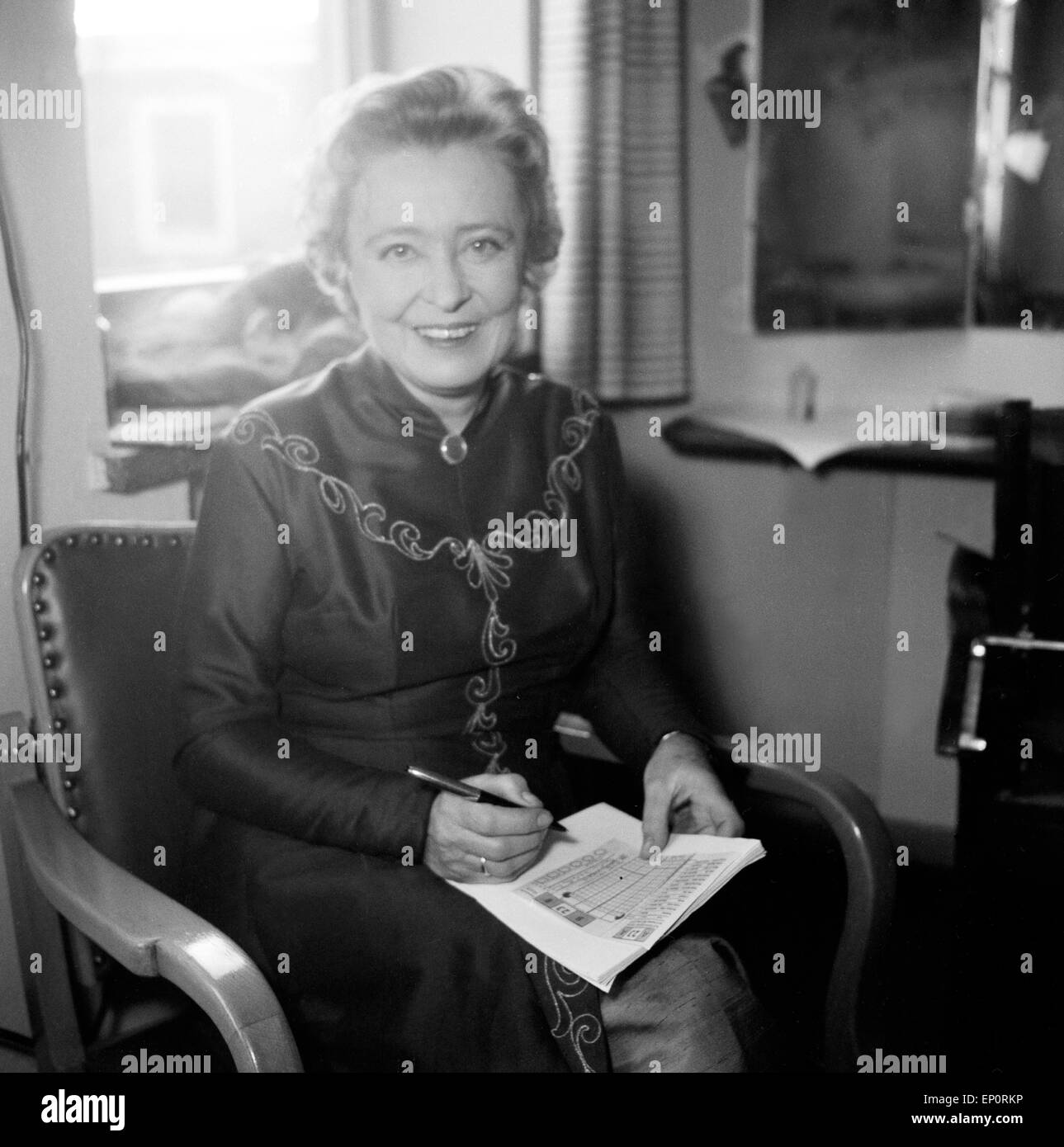 Deutsche Schauspielerin Käthe Haack im Gegenlicht, Hambourg 1956. L'actrice allemande Kaethe Haack en rétro-éclairage, Hambourg 1956. Banque D'Images