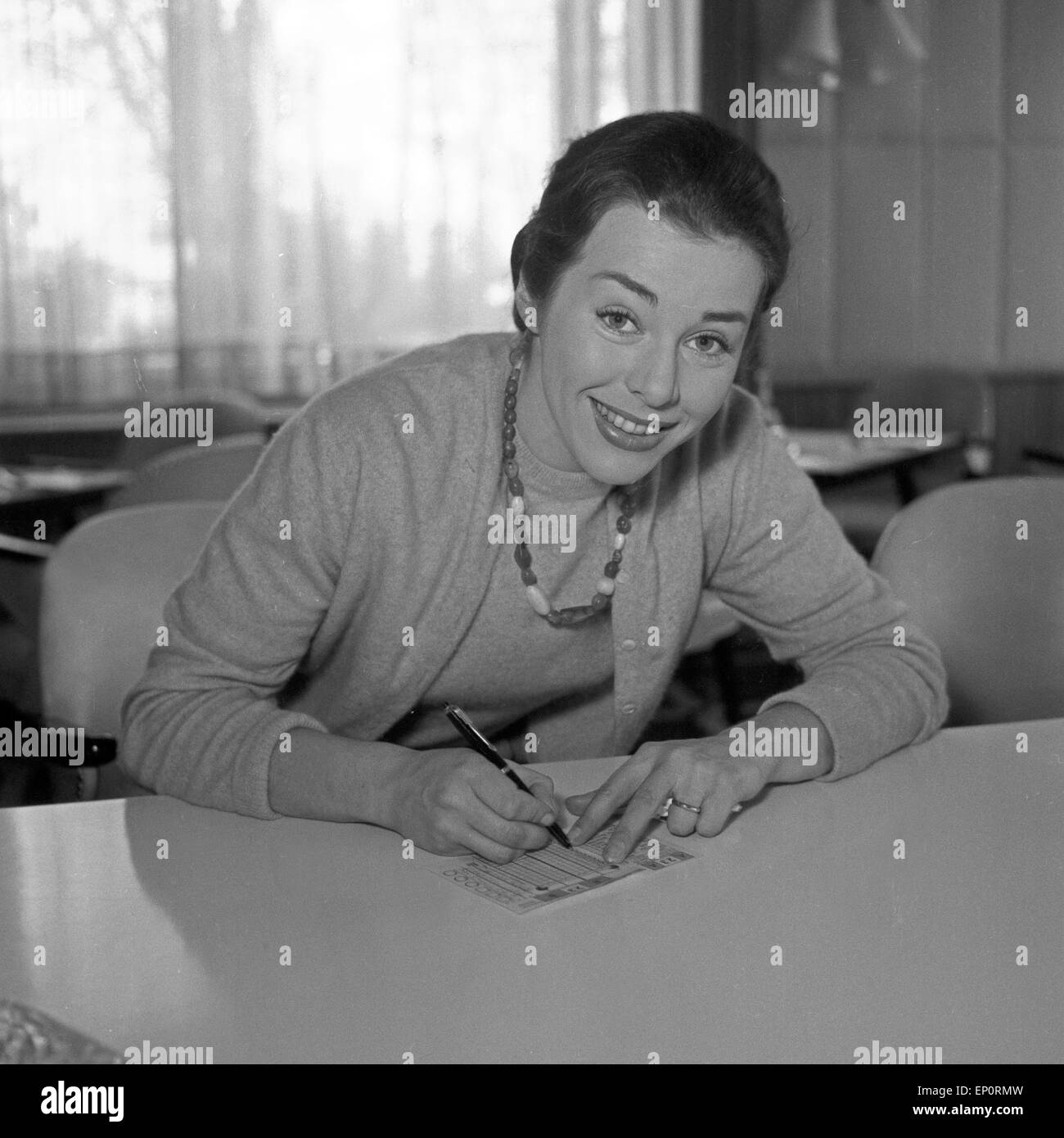 Deutsche Schauspielerin Marianne Koch beim Ausfüllen votre Gagenzettels à Hamburg, Deutschland 1956. L'actrice allemande Mariann Banque D'Images