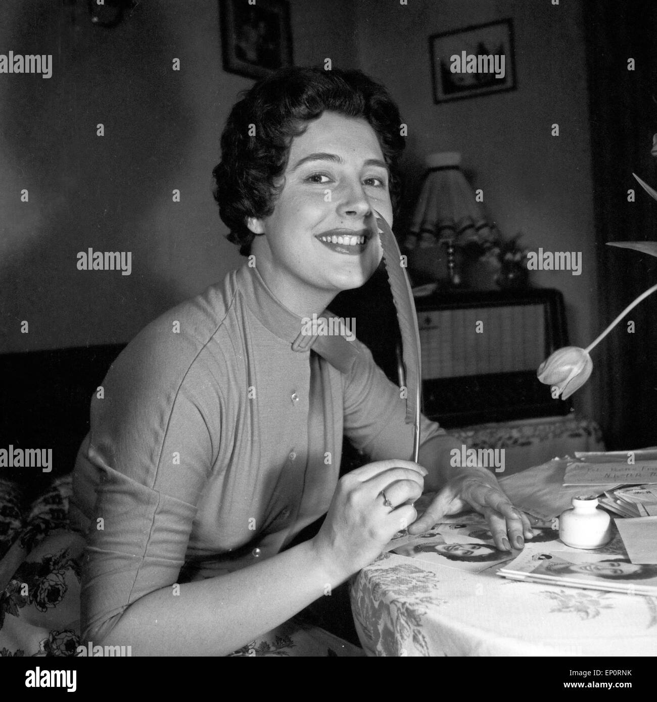 Deutsche Schlagersängerin Autogrammkarten Renee Franke signiert mit einem Gänsekiel, Hamurg 1956. Schlager allemand singer Ren Banque D'Images