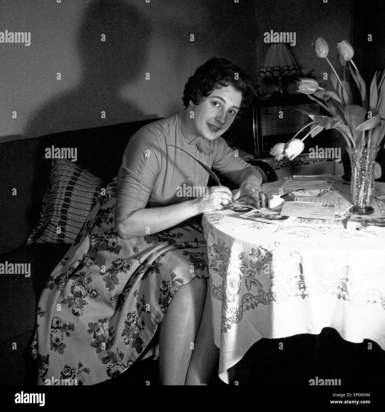 Deutsche Schlagersängerin Autogrammkarten Renee Franke signiert mit einem Gänsekiel, Hamurg 1956. Schlager allemand singer Ren Banque D'Images