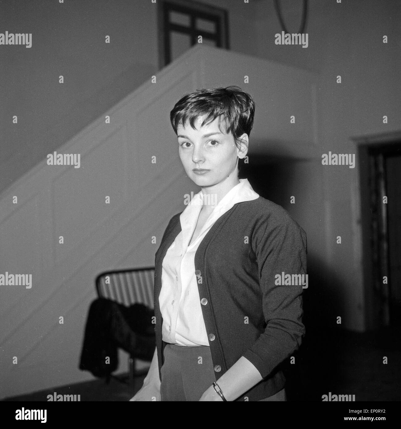 Ingrid Andree beim Theaterstück "Der erste Frühlingstag", Hambourg 1956. Une actrice dans la pièce "Der erste Fruehlingstag'. Banque D'Images