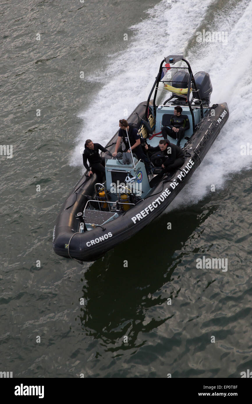 La police française à l'aide d'un canot pneumatique bateau de vitesse pour patrouiller dans la Seine à Paris, France Banque D'Images