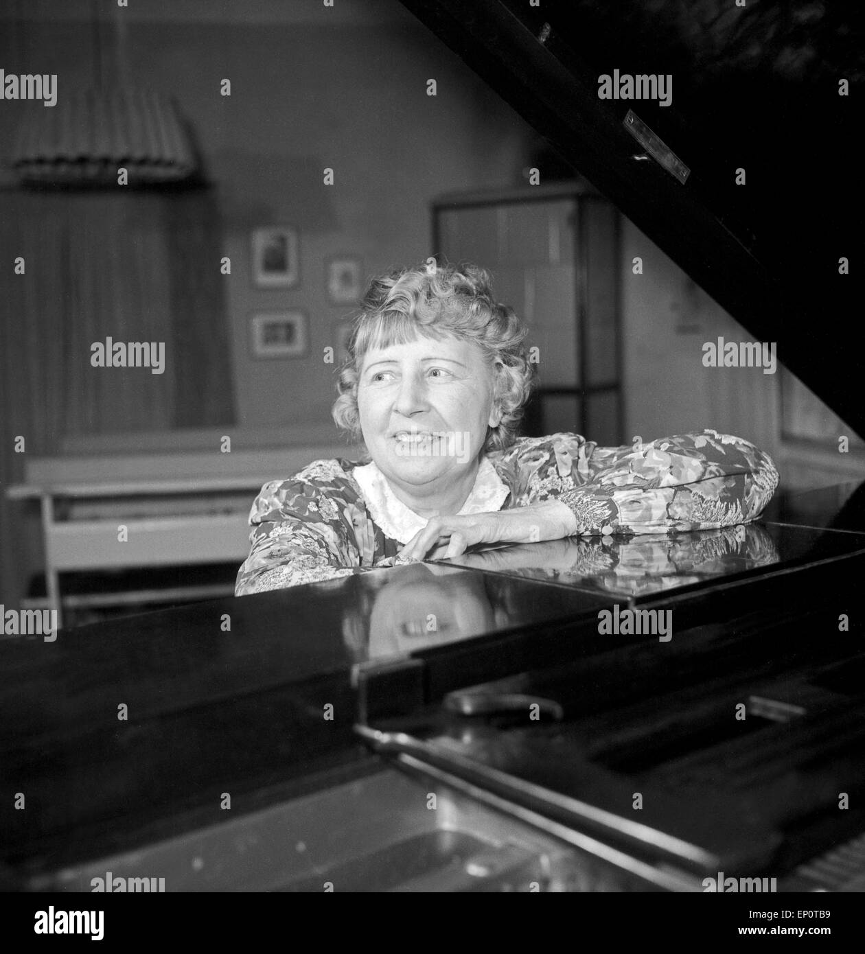 Un Klavierlehrerin eine in Ihrem Flügel, Hambourg 1956. Un pianio avec son professeur de piano. Banque D'Images