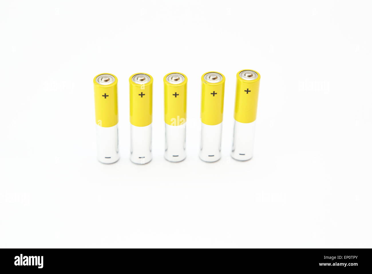 Piles alcalines sur fond blanc. Banque D'Images