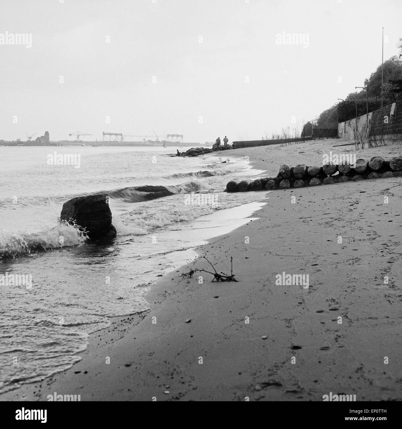 Der Wasserstand der Elbe à Hambourg im Mai 1956. Niveau d'eau de rivière de l'Elbe à Hambourg en mai 1956. Banque D'Images