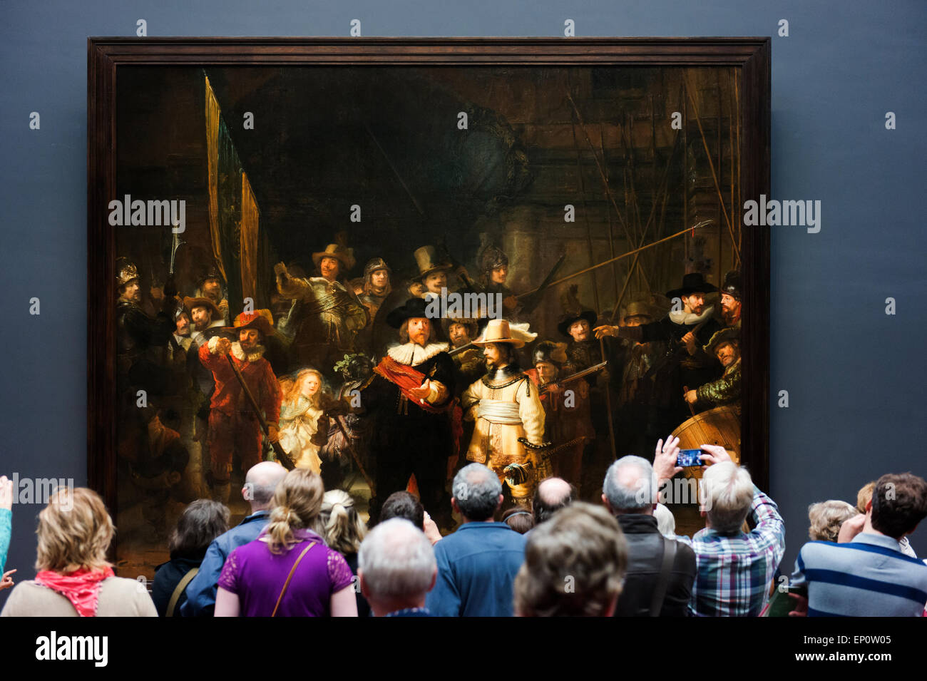 Les visiteurs admirer Rembrandt's 'La nuit' du Rijksmuseum à Amsterdam. Banque D'Images