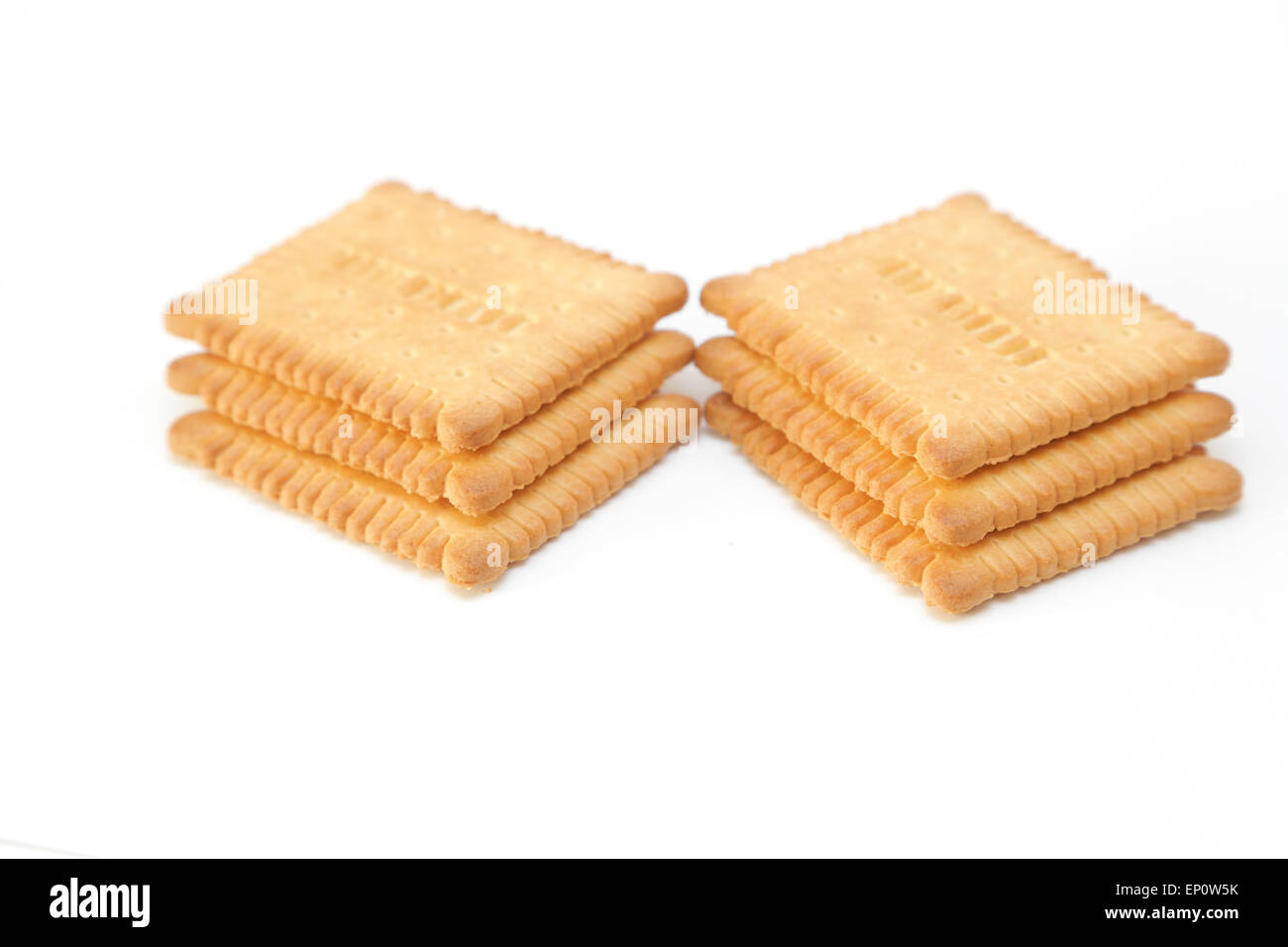 Pile de biscuits au beurre sur fond blanc. Banque D'Images