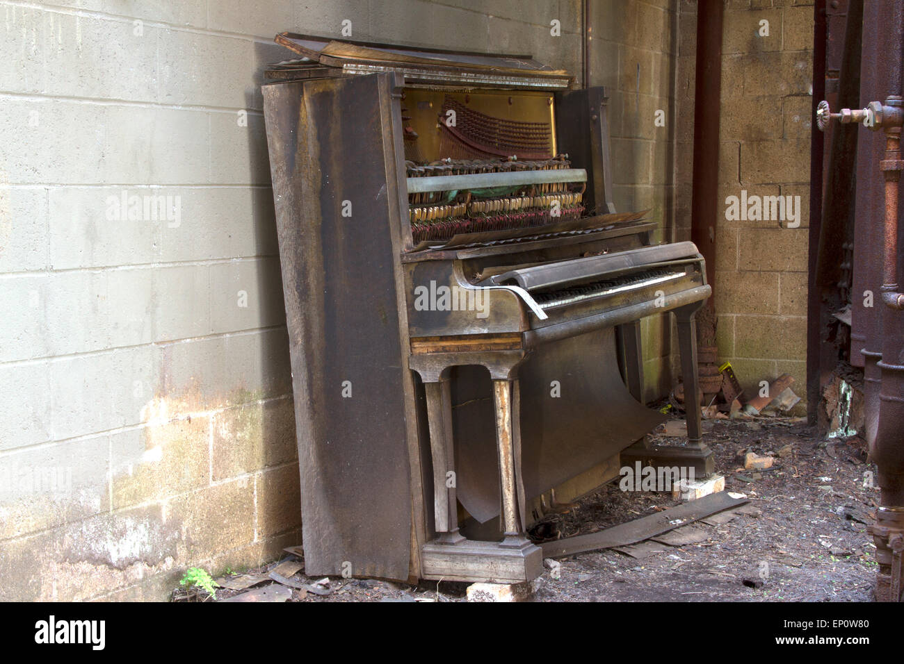 Player piano pourrir l'extérieur en milieu urbain. Banque D'Images