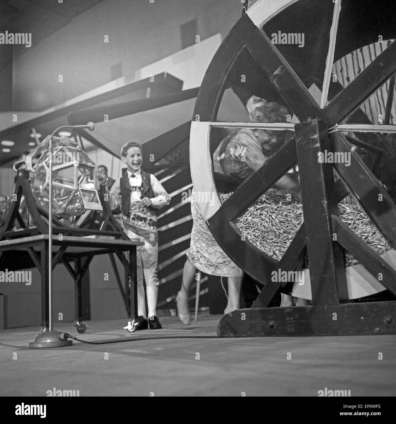 Grethe Weiser dans Lostrommel Fernsehshow der der 'Die grosse Chance', Hanovre 1956. L'actrice allemande Grethe Weiser dans la loterie w Banque D'Images