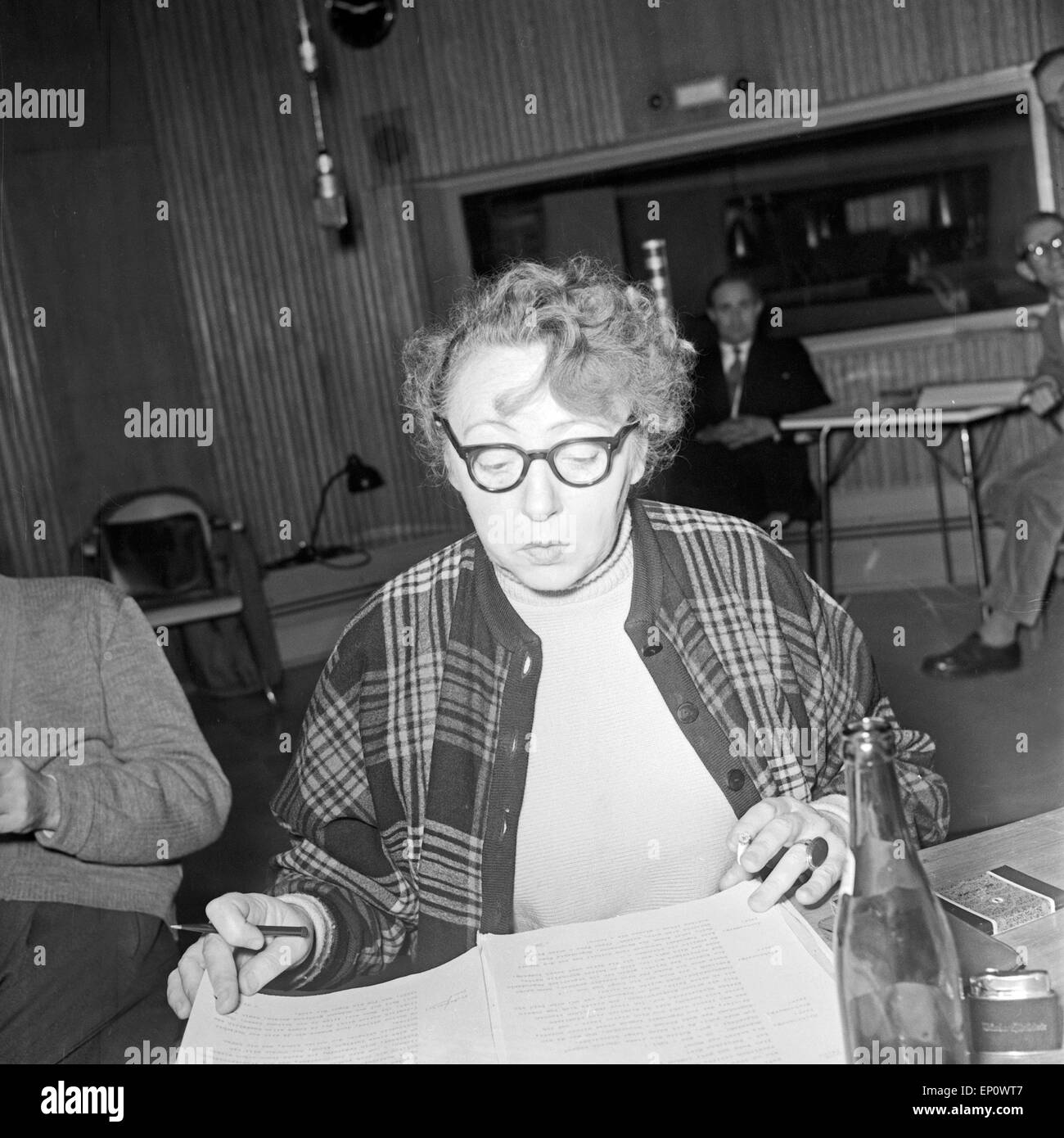 Deutsche Schauspielerin Gustl Busch bei der NDR Hörspielproduktion 'Der arme Vetter, Paris 1956. L'actrice allemande Bus Gustl Banque D'Images