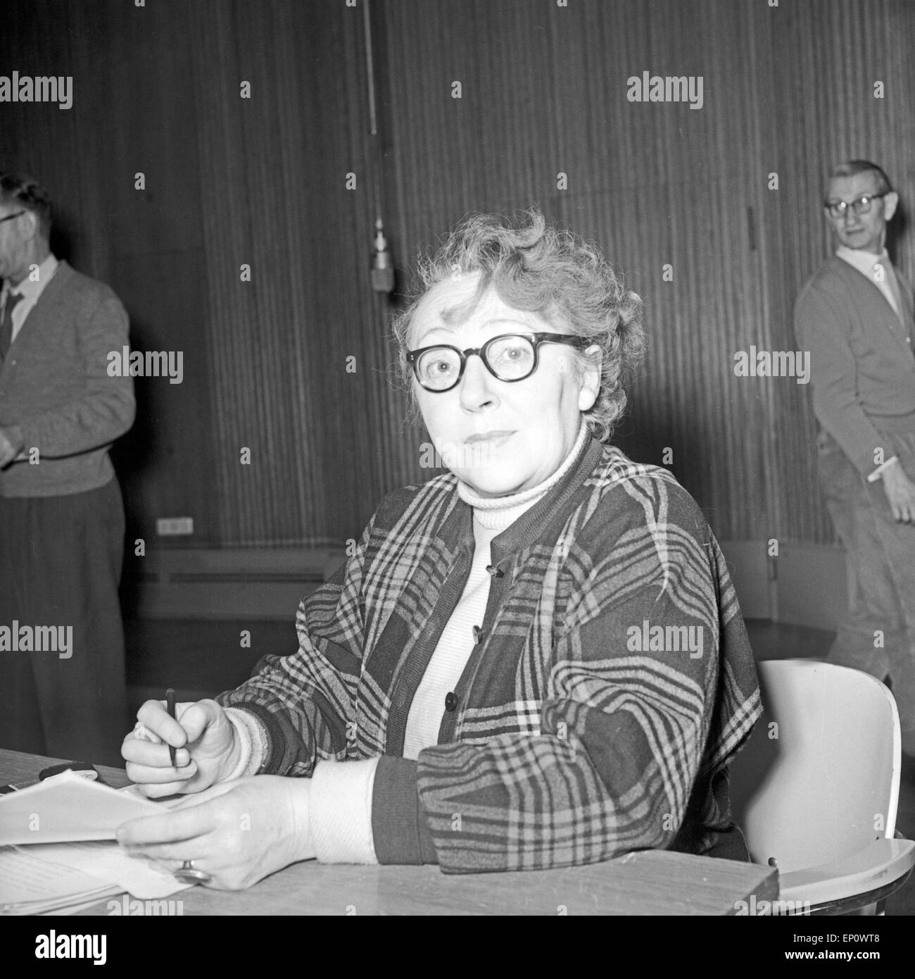 Deutsche Schauspielerin Gustl Busch bei der NDR Hörspielproduktion 'Der arme Vetter, Paris 1956. L'actrice allemande Bus Gustl Banque D'Images