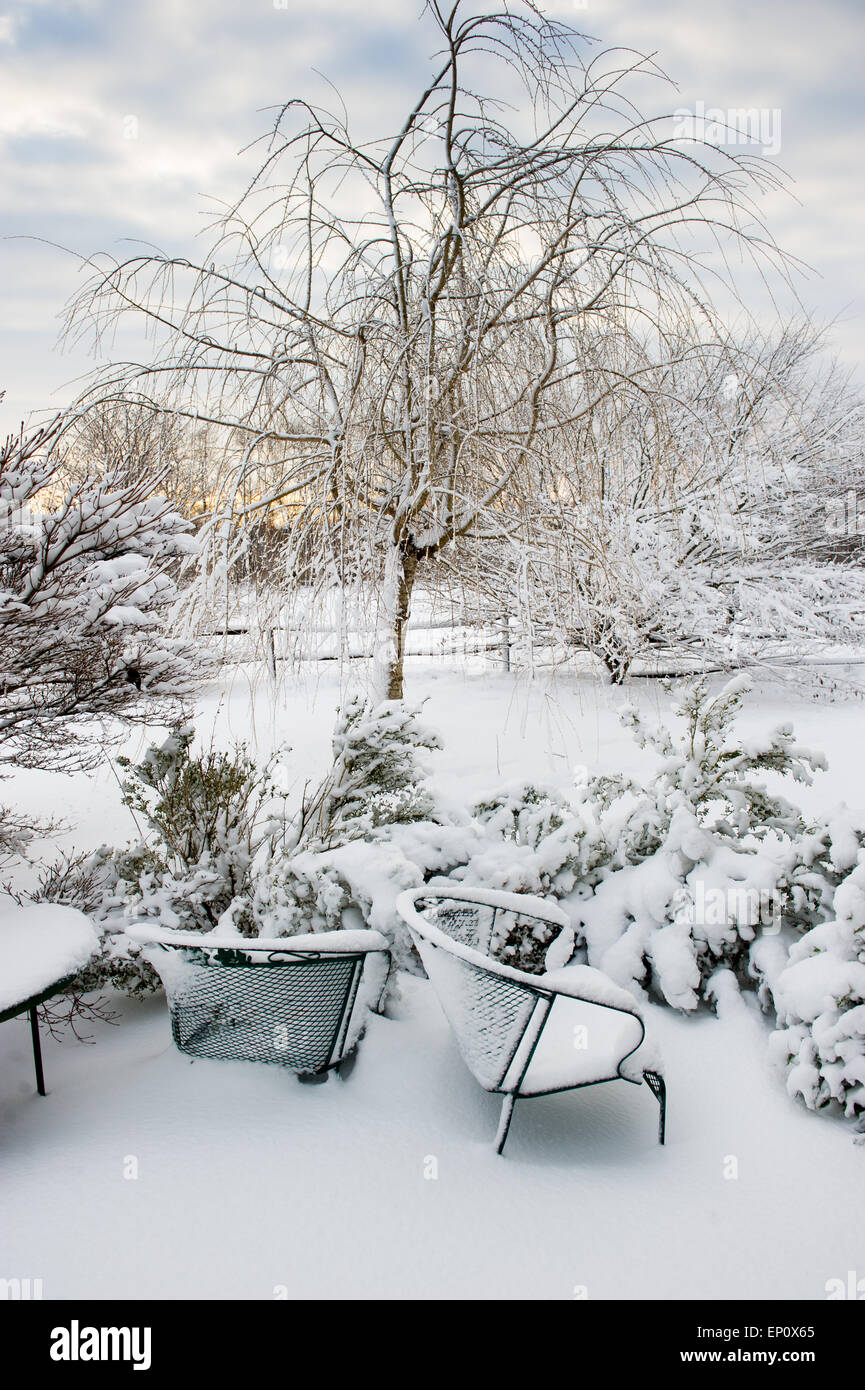 La neige a couvert les meubles de patio dans la cour après une tempête, à Fallston, MD Banque D'Images