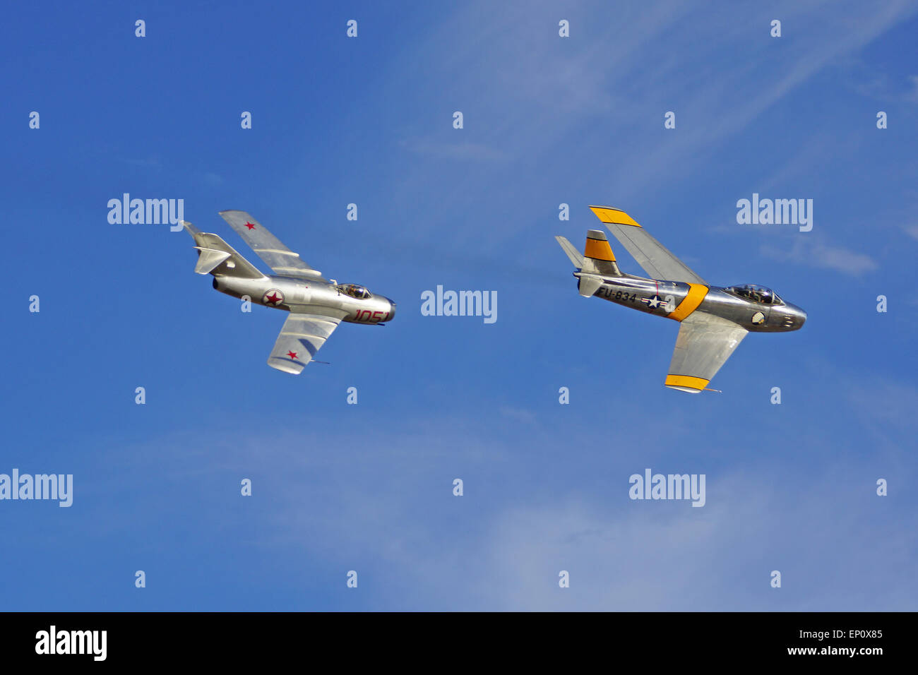 F-86 Sabre et de chasseurs à réaction MiG-15 volant à 2015 Spectacle aérien de Planes of Fame Banque D'Images