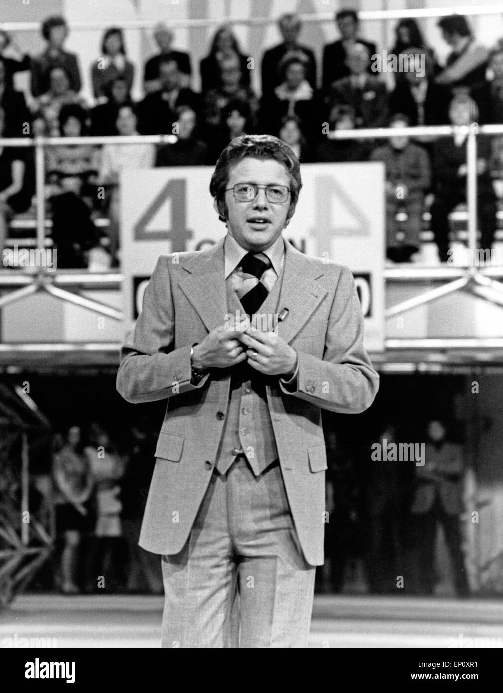Dieter Thomas Heck Modérateur als der Quizshow '4 gegen 4' am 30. Août 1972, Deutschland 1970 er Jahre. Banque D'Images