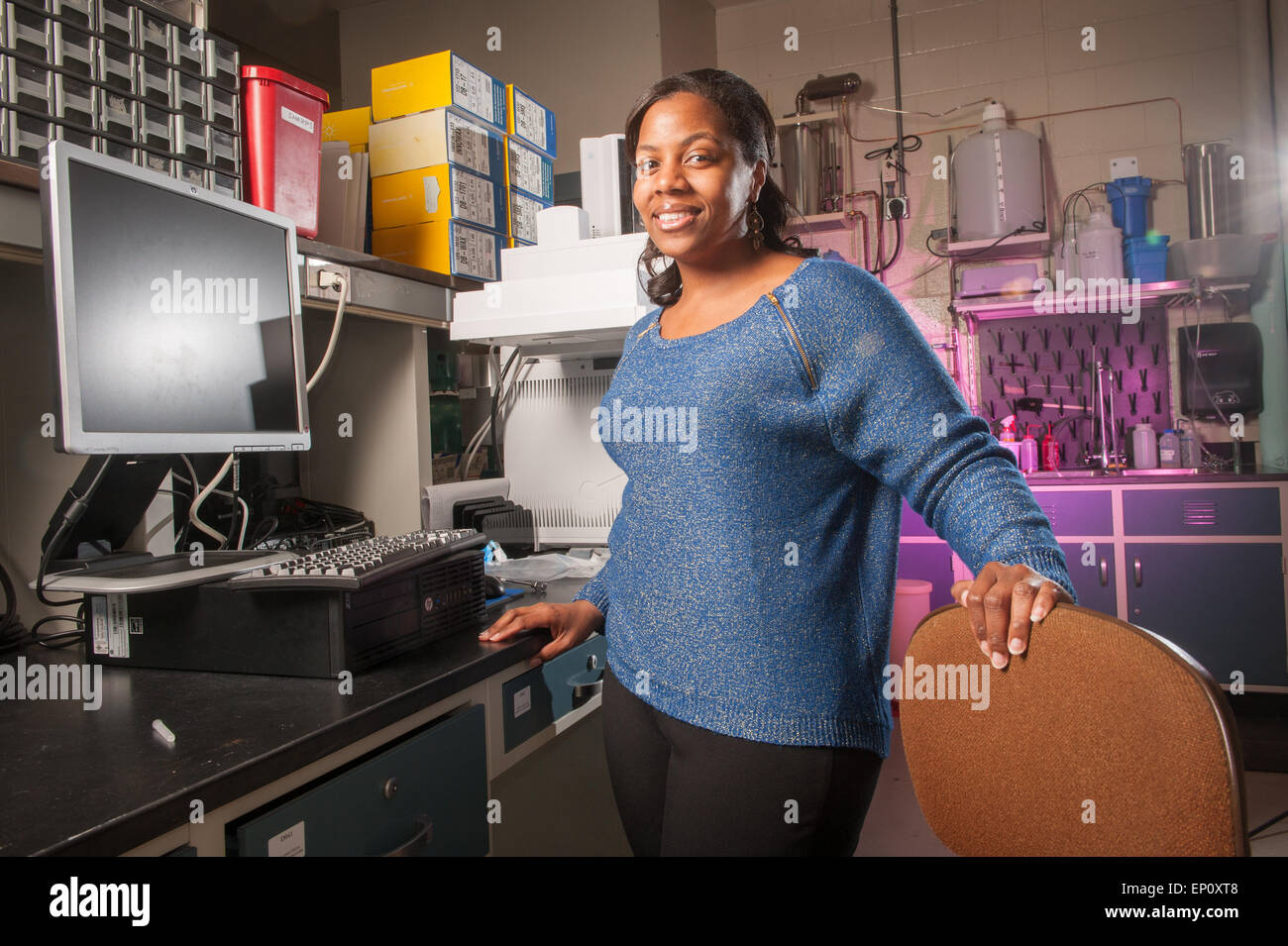 Portrait of African American Woman dans un laboratoire de College Park, Maryland Banque D'Images