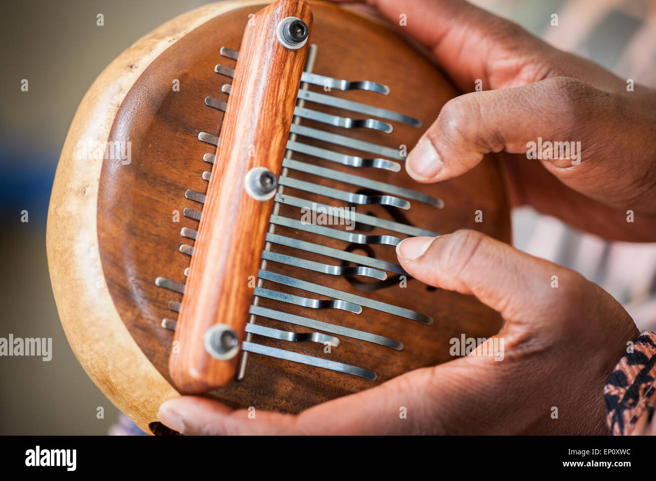 Close-up of African American mains jouant un instrument de musique lamellophone Banque D'Images