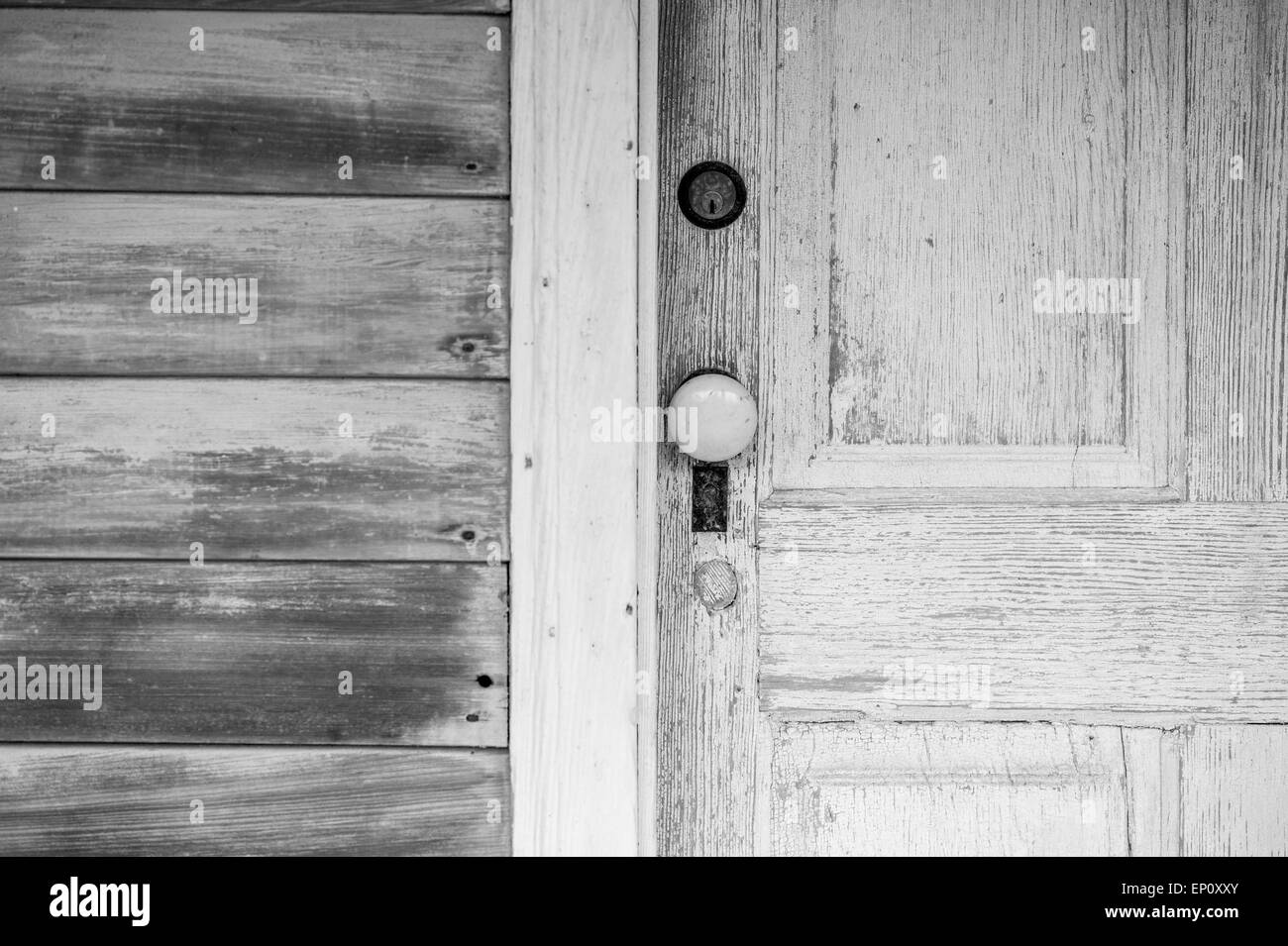 Le noir et blanc close-up de la vieille porte de bois dans Chrisfield, Maryland Banque D'Images