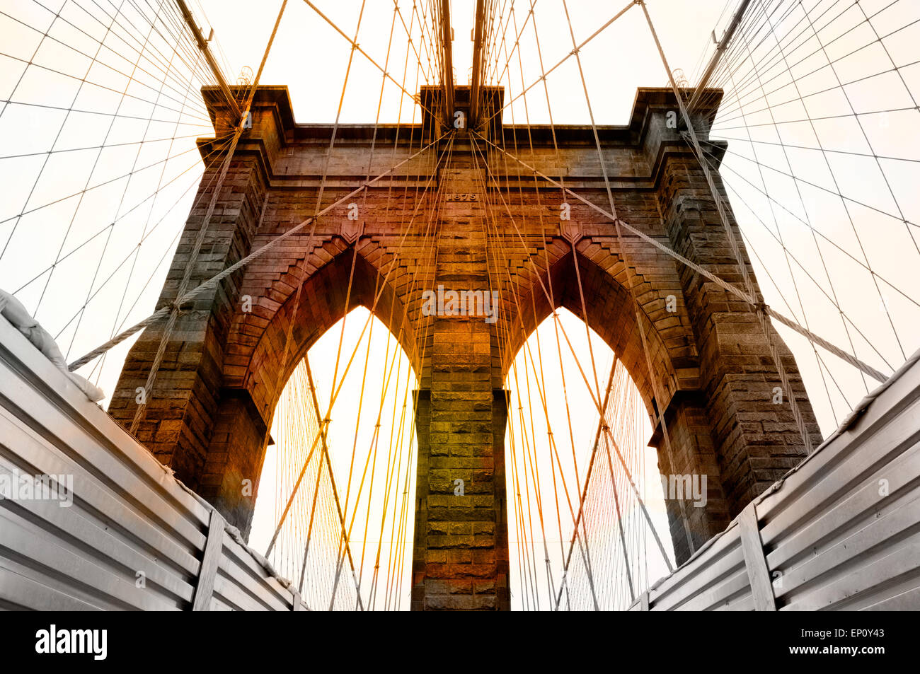 Lever du soleil un éclairage chaleureux peint sur Brooklyn Bridge Tower. Le Pont de Brooklyn a été sous un régime de protection au moment de l'entretien. Banque D'Images