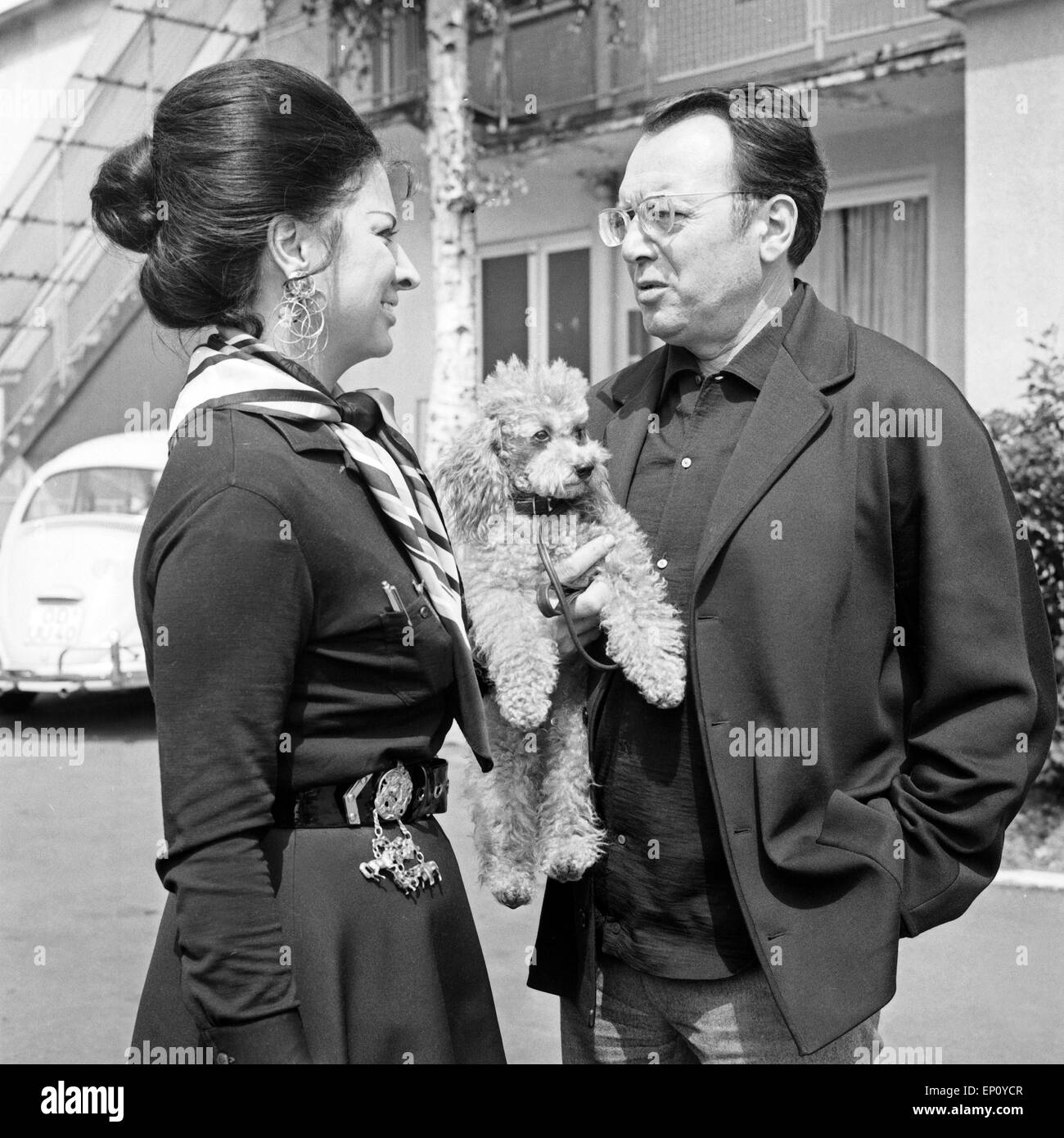 Il Theaterschauspieler Quadflieg mit Deutscher senneur Frau und Margarete Jacobs Pudel, Deutschland Ende 1960 er Jahre. Germa Banque D'Images