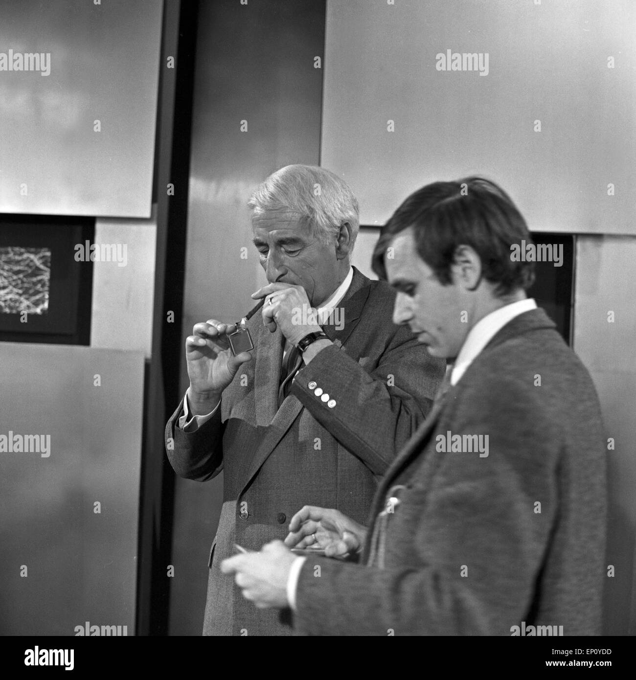 Deutscher Physiker, Raumfahrtmediziner Fernsehmoderator, Schriftsteller und Heinz Haber bei einer Rauchpause im Studio, Deuts Banque D'Images