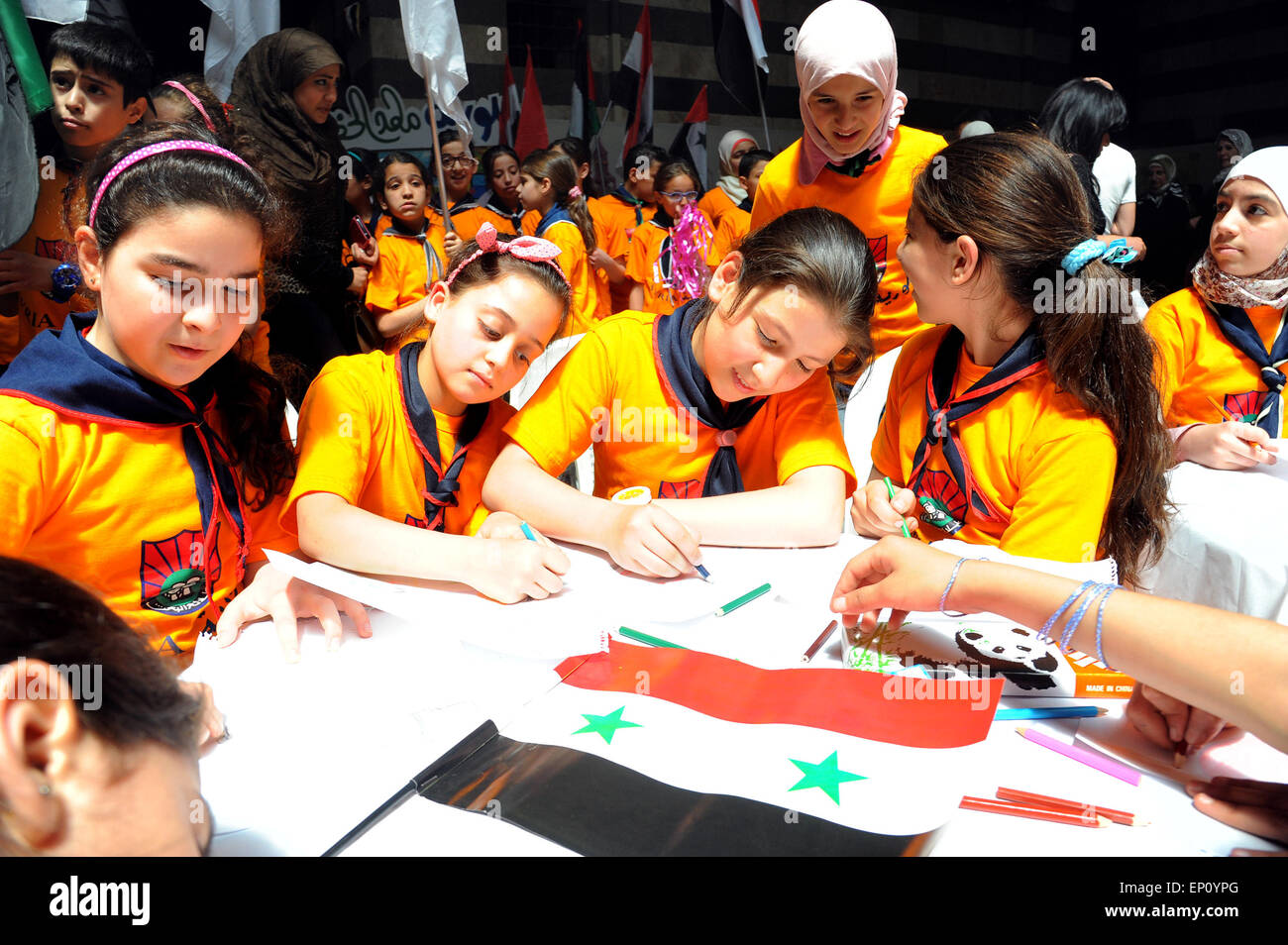 Damas, Syrie. 12 mai, 2015. Les enfants syriens tirer sur papier comme ils assistent à une exposition d'art des enfants tenue à Khan en tant qu'ad Pasha à Damas, capitale de la Syrie, le 12 mai 2015. © Ammar/Xinhua/Alamy Live News Banque D'Images