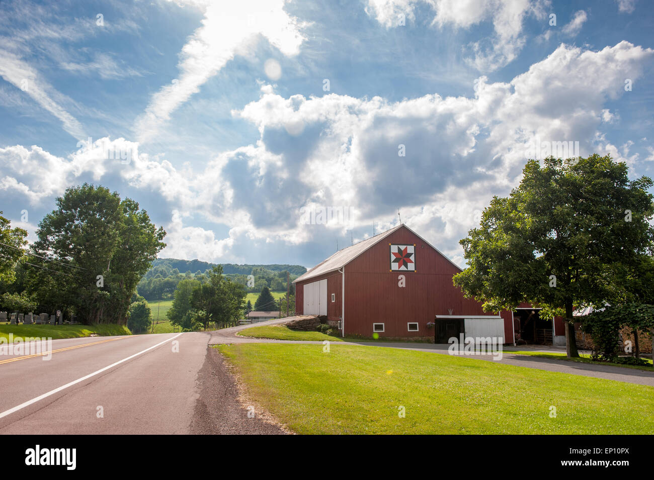 Grange rouge avec motif patchwork peint dans Garrett County, Maryland, USA Banque D'Images