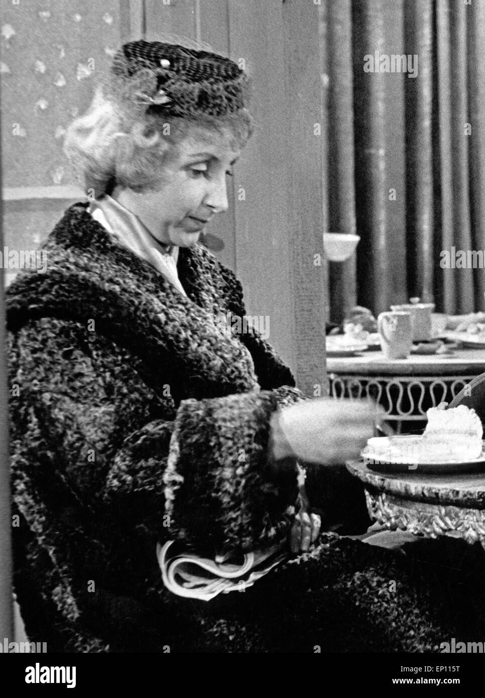 Deutsche Schauspielerin Und Edith Hancke Fernseh Kabarett Kabarettistin Im Frau Sibylle Erfahrt Alles Deutschland 1960 Er Photo Stock Alamy