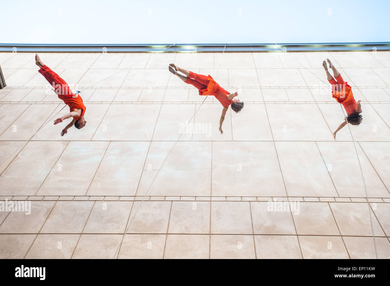 Danse artistes sur le côté du bâtiment. Banque D'Images