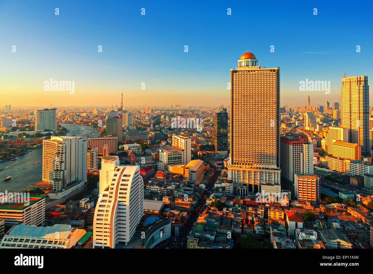 Construire le centre-ville de Bangkok dans la soirée Banque D'Images