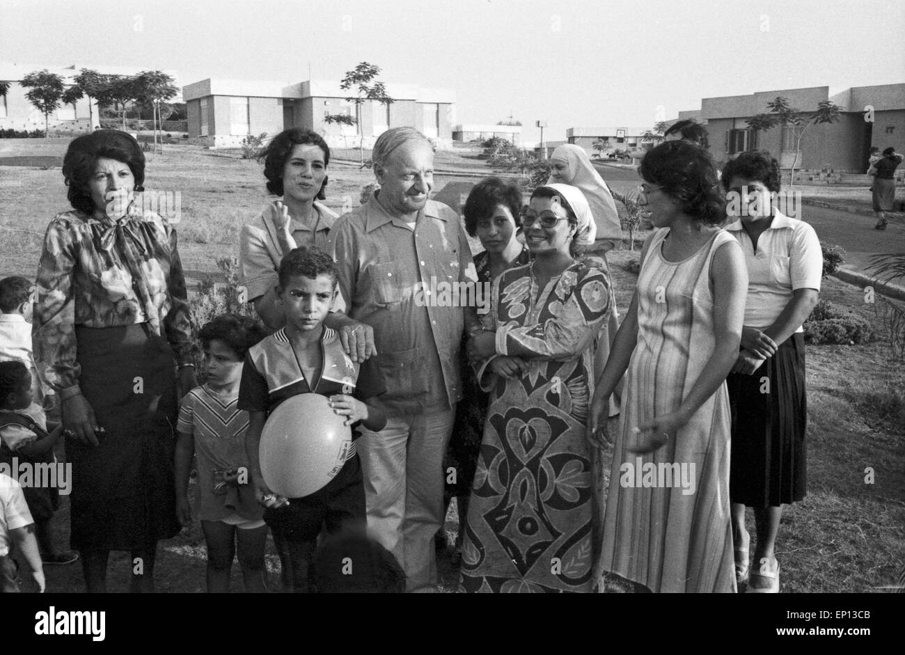 Hermann Gmeiner zu Besuch anläßlich der Eröffnung des Kinderdorfs SOS à al Amria bei Alexandria, Egypte, Anfang 1980 er Jahre. Banque D'Images