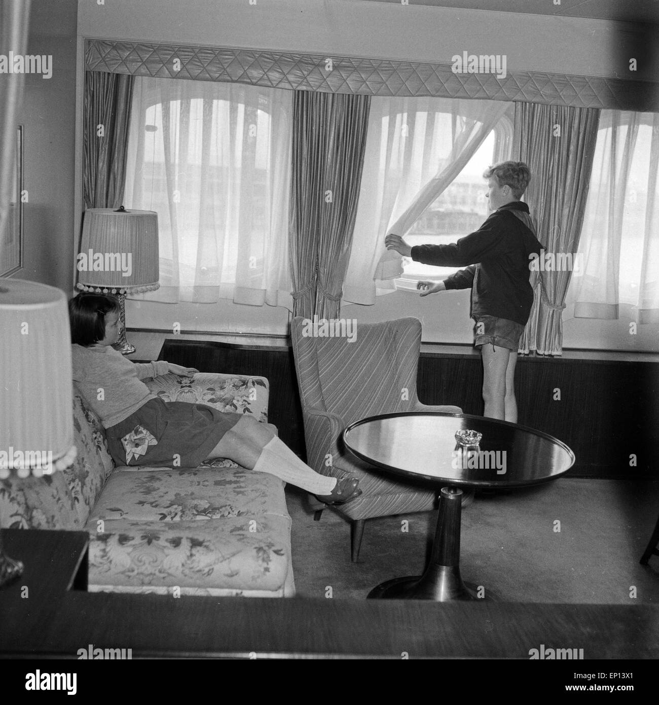 Ein Junge und ein Mädchen in der Kabine Schiffes von Deutschland, 1950er Jahre. Un garçon et une fille dans la cabine d'un navire, Germa Banque D'Images