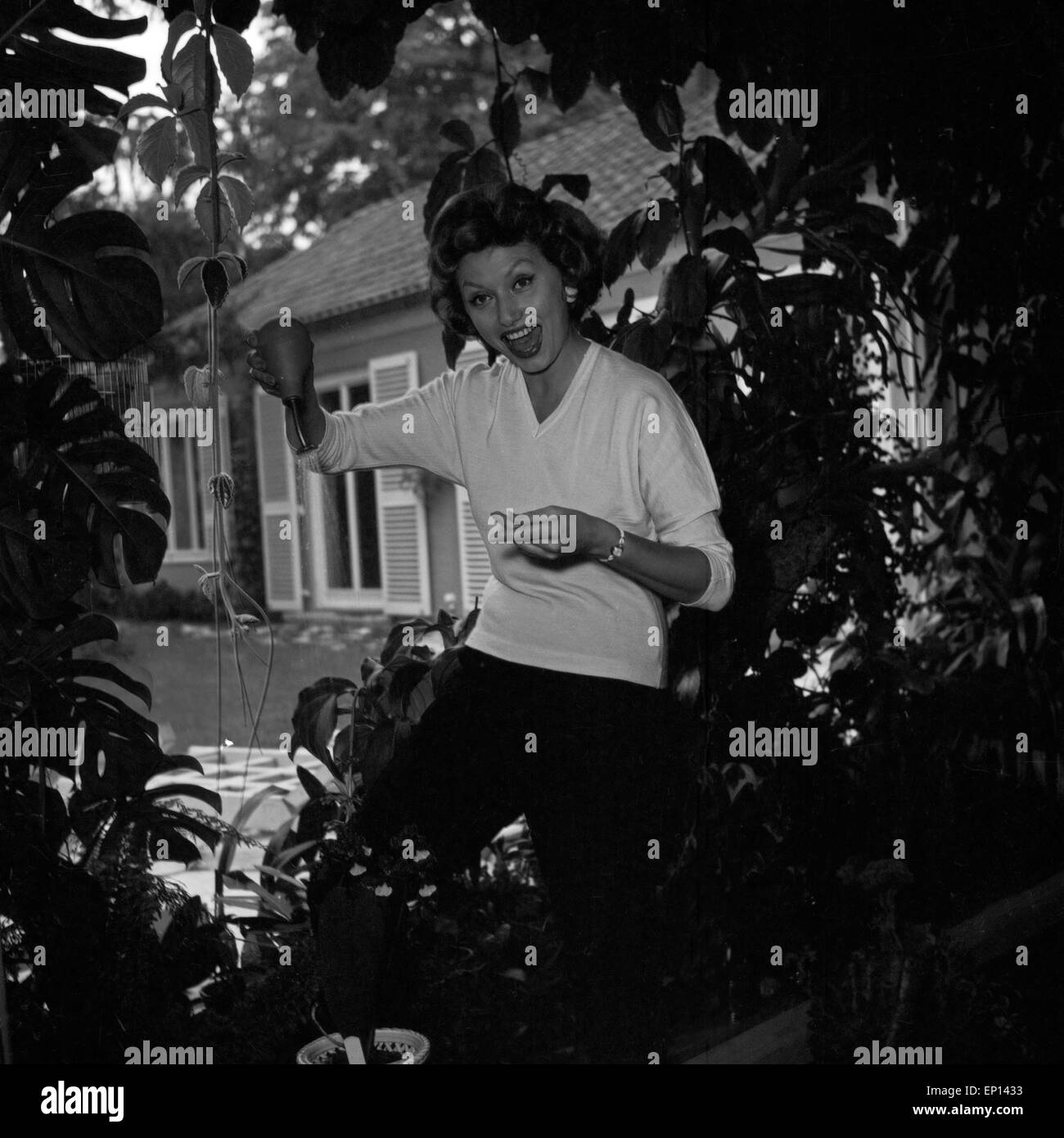 Deutsche Schauspielerin Gisela Lelim Michel im Garten, Deutschland 1950er Jahre. L'actrice allemande Gisela Lelim Michel dans le jardin, Ger Banque D'Images