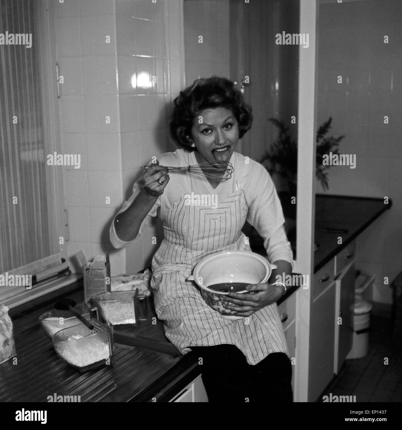 Deutsche Schauspielerin Gisela Lelim Michel rührt in der Küche einen un groupe, Deutschland 1950 er Jahre. L'actrice allemande Gisela Gri Banque D'Images