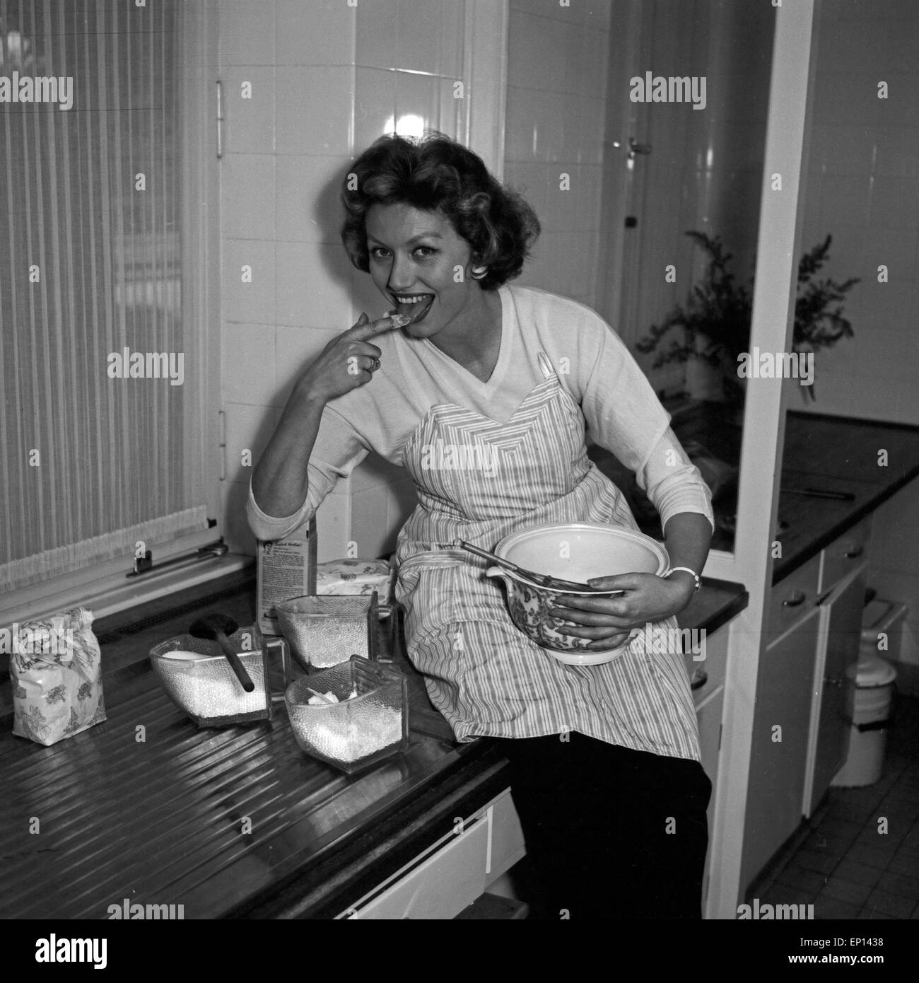Deutsche Schauspielerin Gisela Lelim Michel rührt in der Küche einen un groupe, Deutschland 1950 er Jahre. L'actrice allemande Gisela Gri Banque D'Images