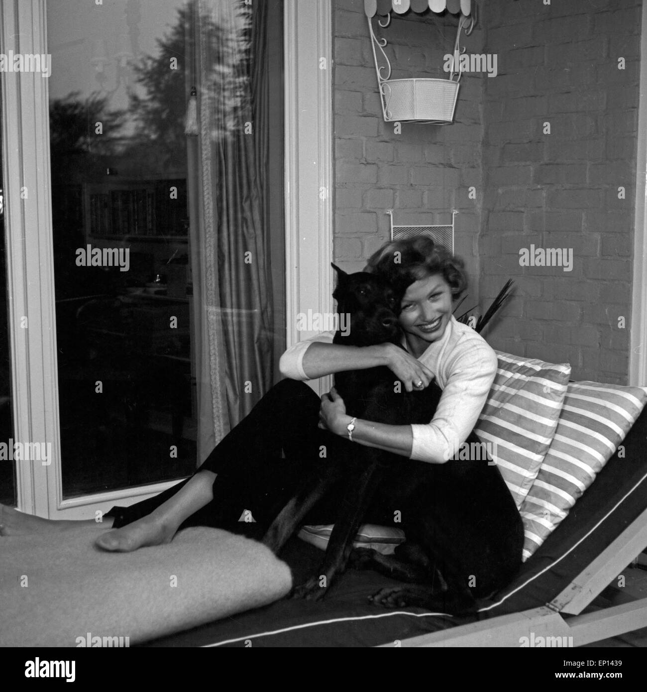Deutsche Schauspielerin Gisela Lelim Michel mit ihren Dobermann, Deutschland 1950er Jahre. L'actrice allemande Gisela Lelim Michel avec son Banque D'Images